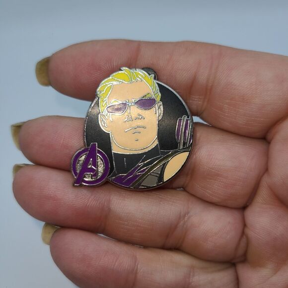 Marvel Avenger Hawkeye Disney Official Trading Pin - Picture 3 of 6